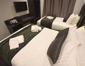 Day use twin room with TV screen and work desk at The Pack And Carriage London Hotel.
