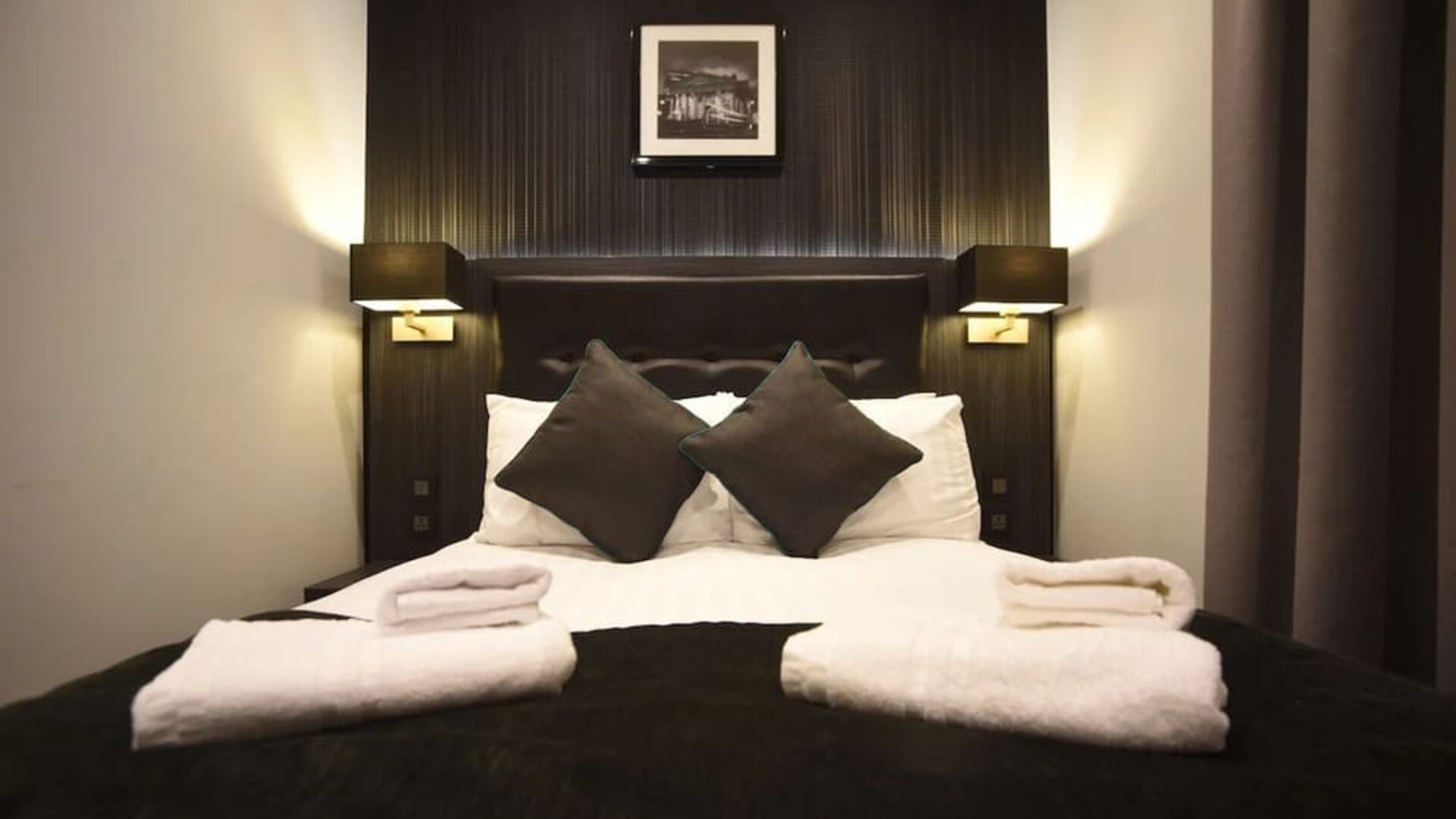 King bed at The Pack And Carriage London Hotel.