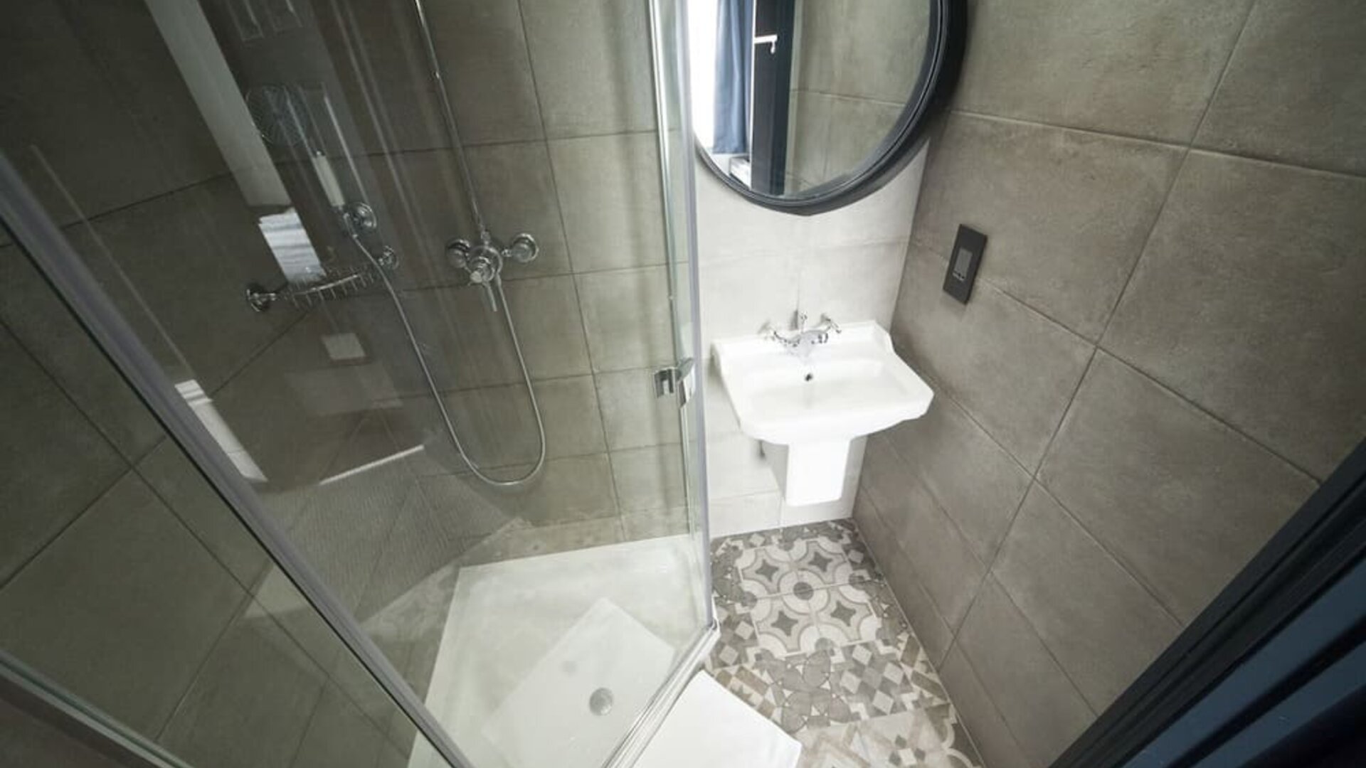 Private bathroom at The Pack And Carriage London Hotel.