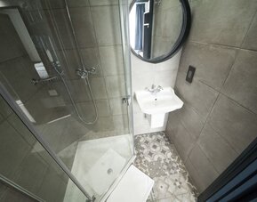 Private bathroom at The Pack And Carriage London Hotel.