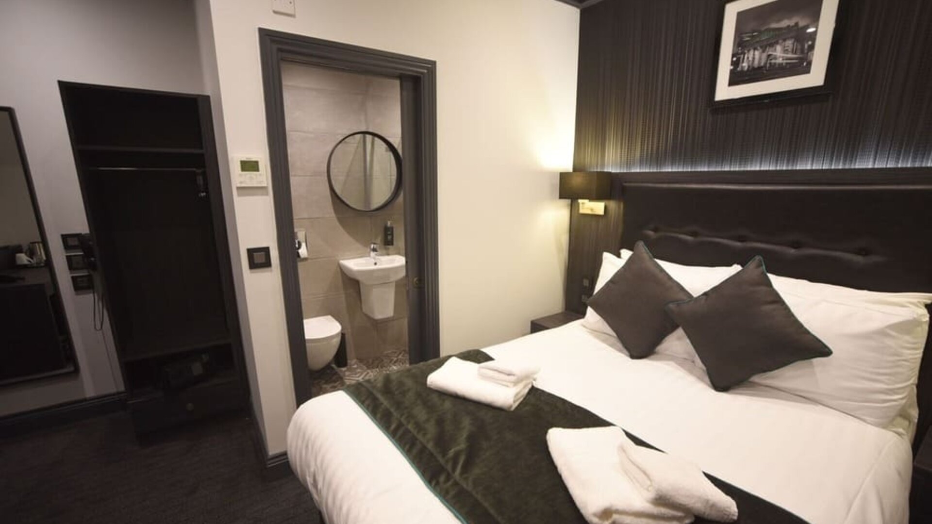 Standard day use room with private bathroom at The Pack And Carriage London Hotel.