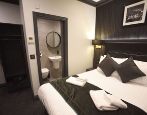 Standard day use room with private bathroom at The Pack And Carriage London Hotel.