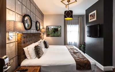 King room with work desk and TV at Mercure Nottingham City Centre Hotel.