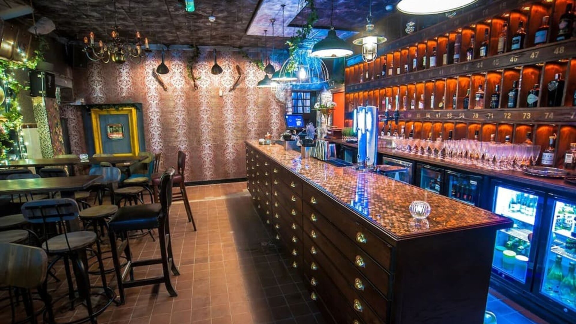 Hotel bar with sitting area at Mercure Nottingham City Centre Hotel.