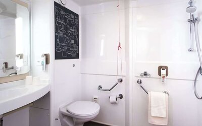 Guest bathroom with shower at Ibis Plymouth.