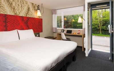 Standard day use room with work desk at Ibis Plymouth.