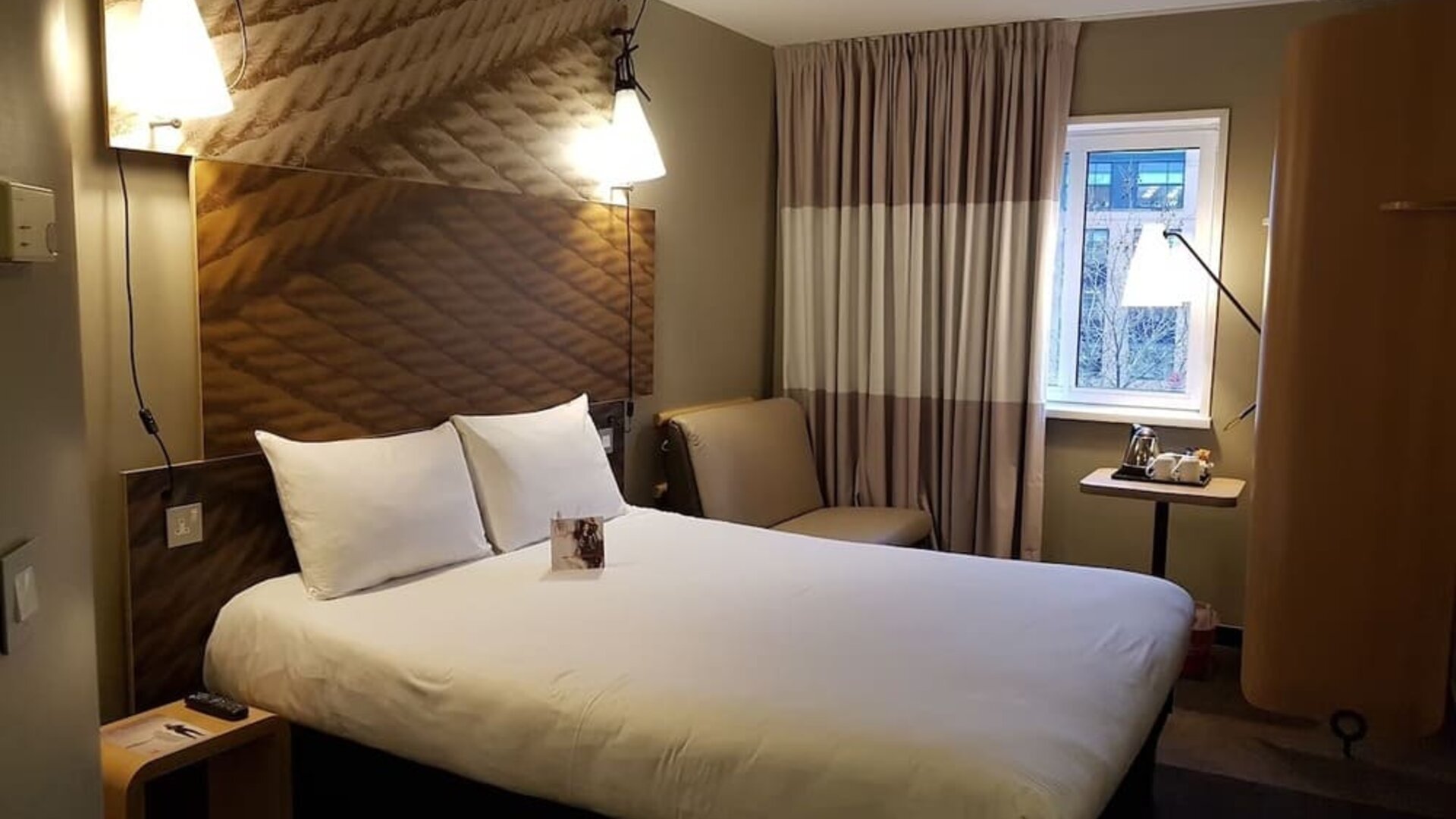 Day use room with sofa at ibis Sheffield City.