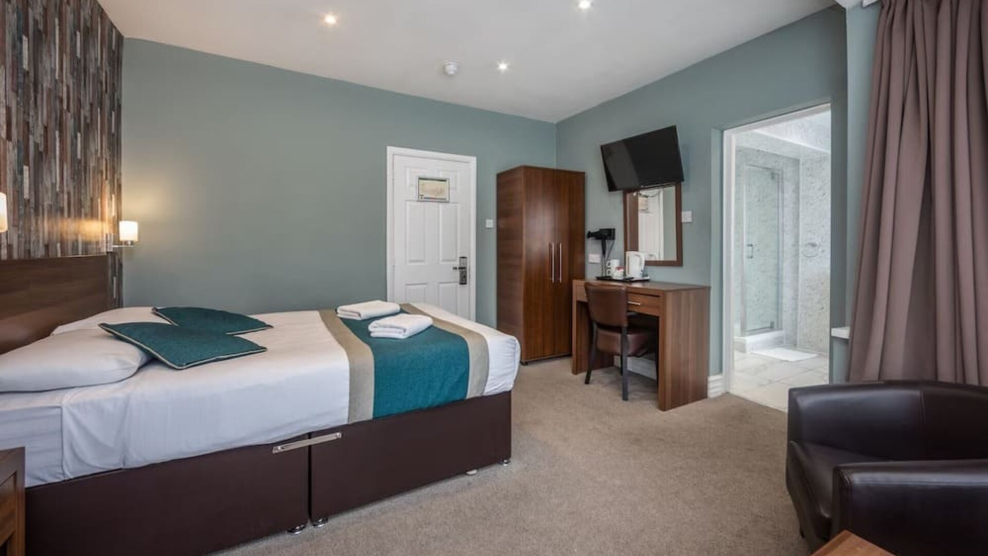 Day use room with work desk, lounge seating and private bathroom at King Solomon Hotel.