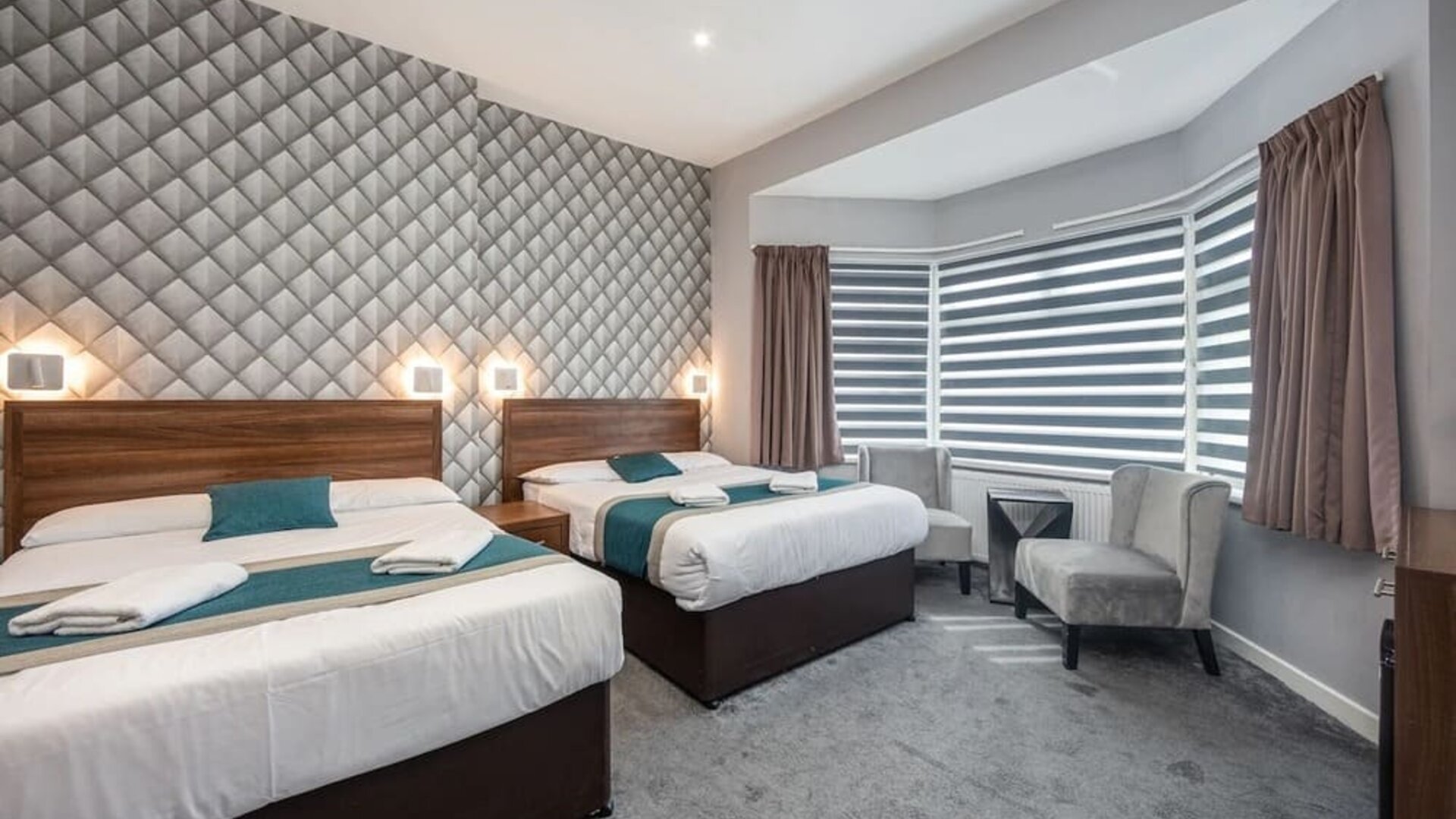 Day use twin room with lounge seating at King Solomon Hotel.