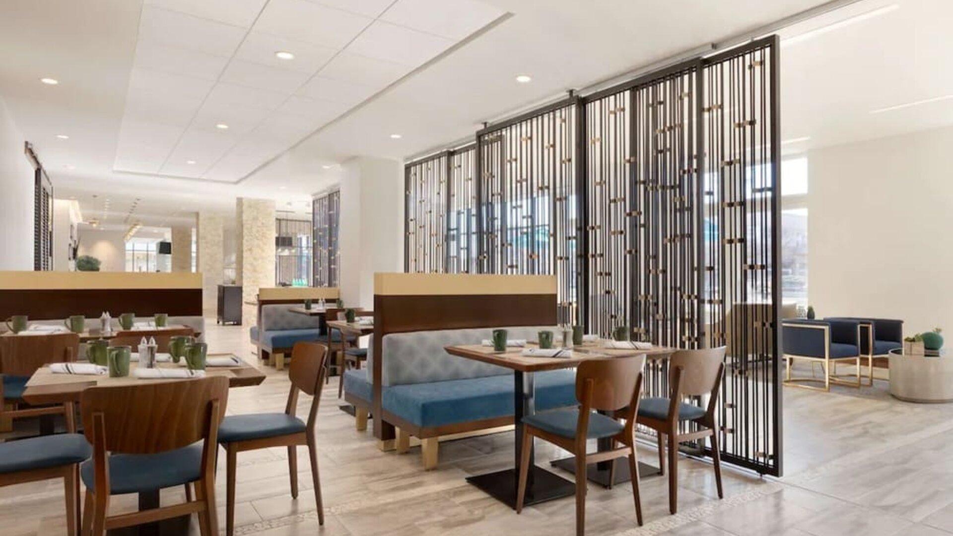 Dining area perfect for coworking at Embassy Suites Boulder.
