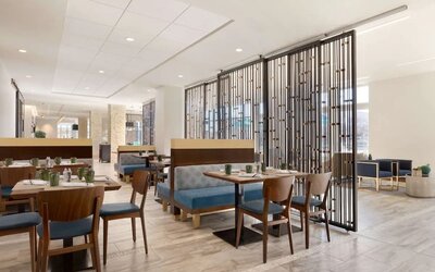 Dining area perfect for coworking at Embassy Suites Boulder.
