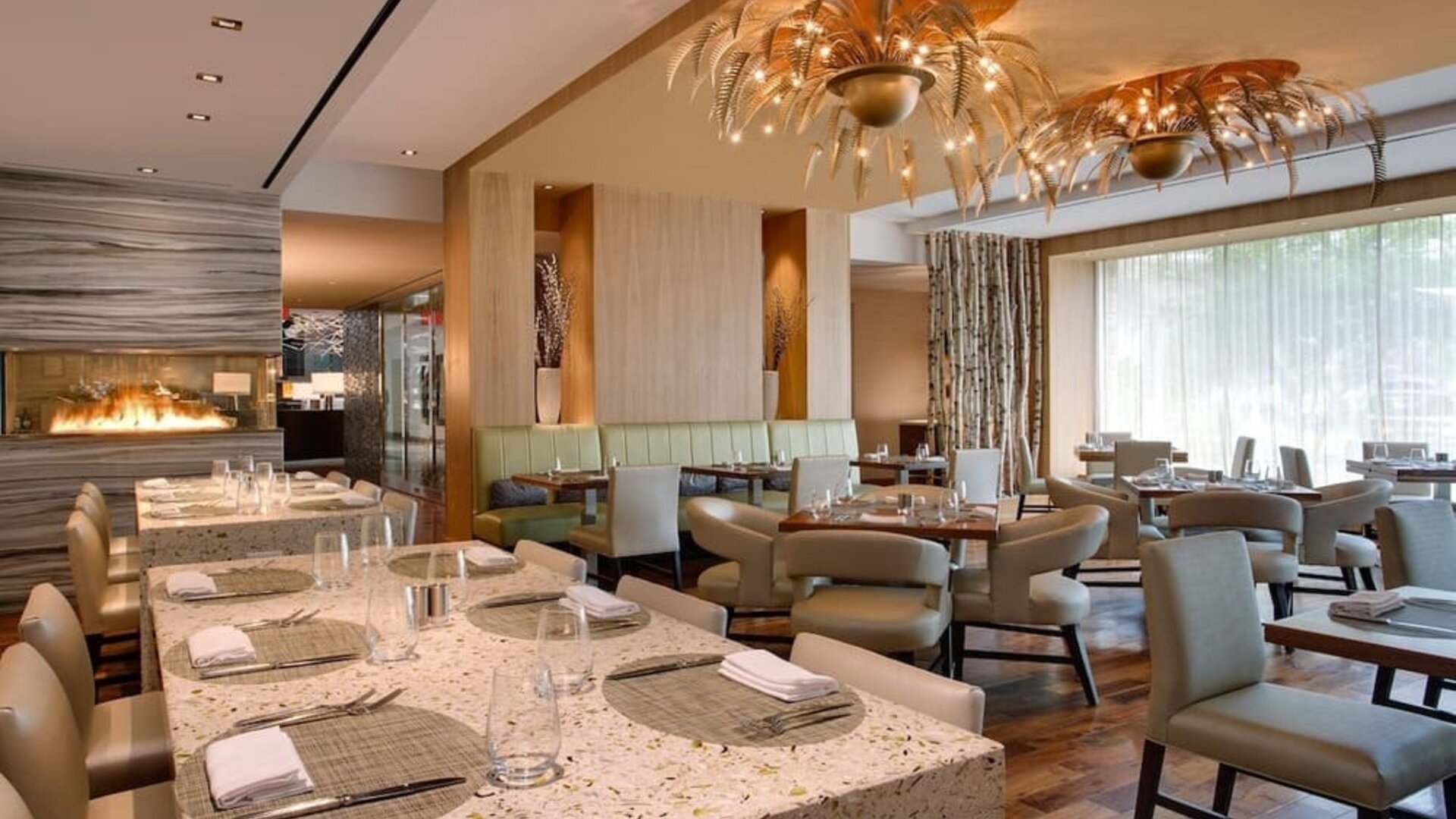 Dining area perfect for coworking at Hilton McLean Tysons Corner.