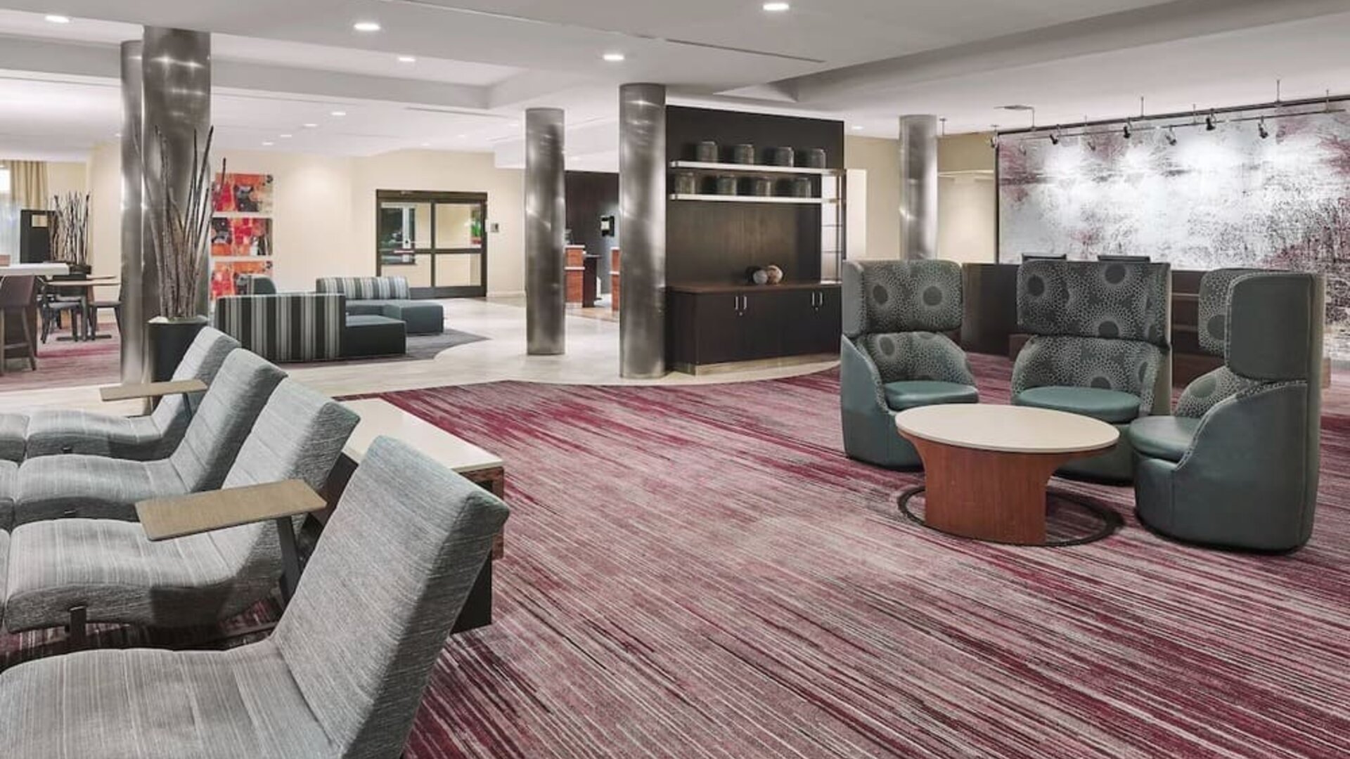 Lobby and coworking lounge at Courtyard Bossier City.