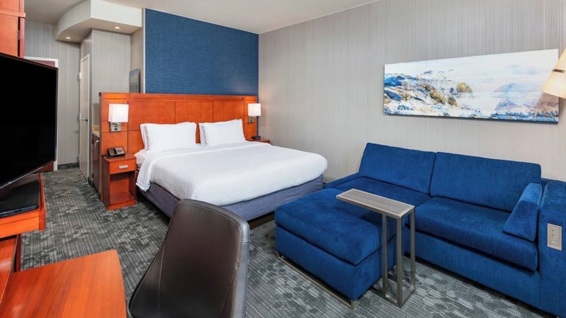 Day use room with living area at Courtyard By Marriott Santa Ana Orange County.
