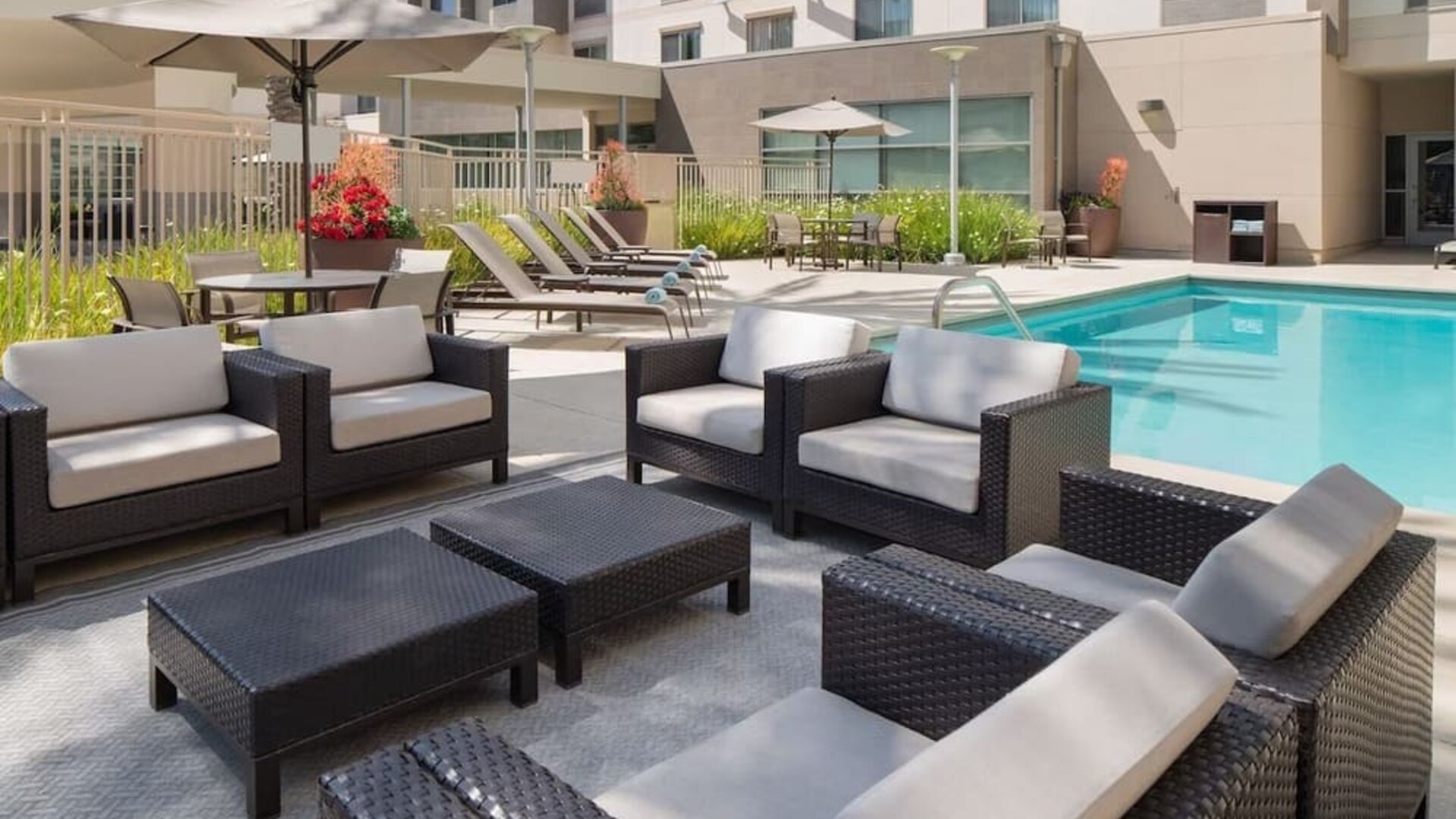 More comfortable seats available by the pool at Courtyard By Marriott Santa Ana Orange County.