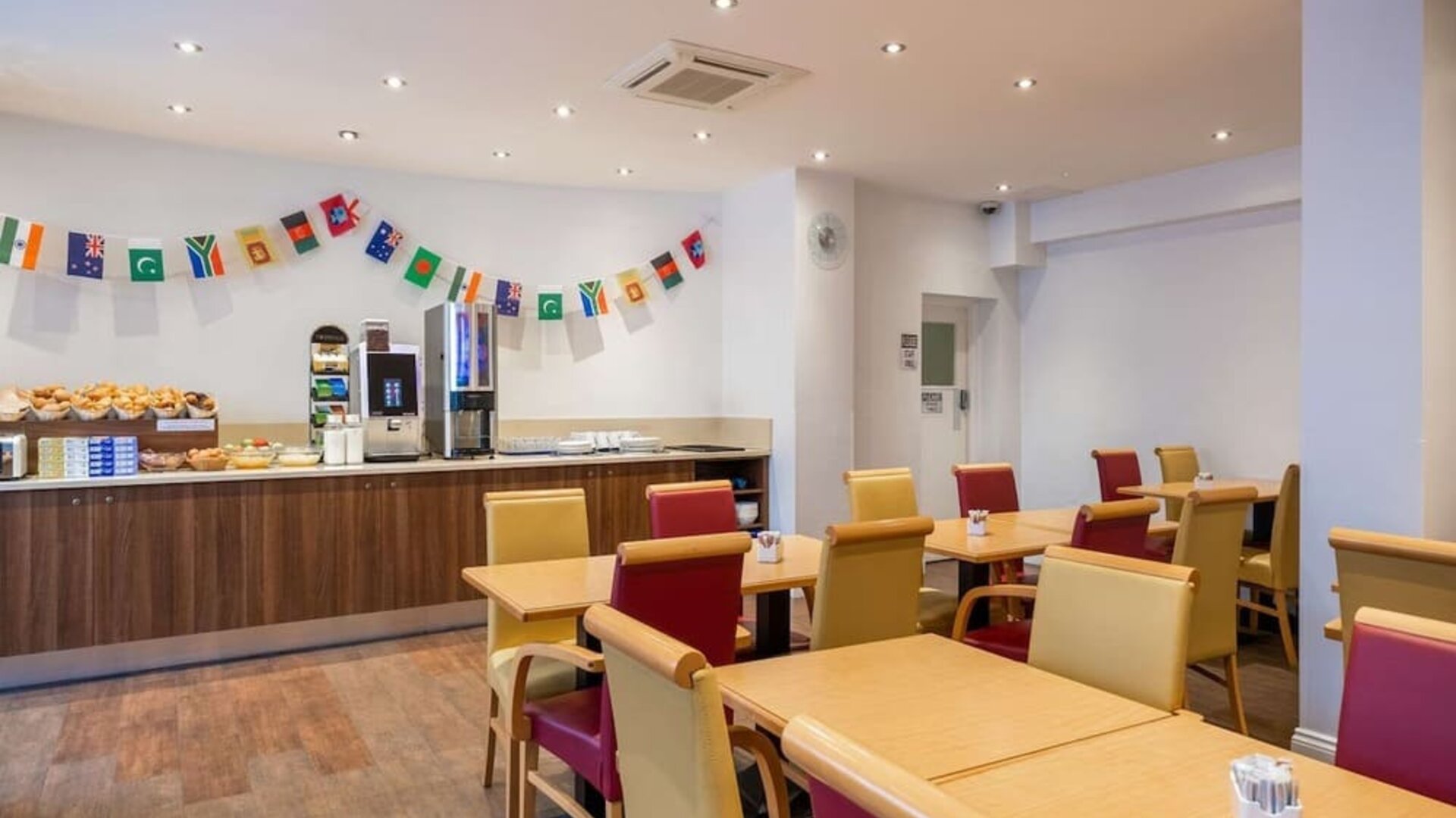 Dining area at Comfort Inn Edgware Road.