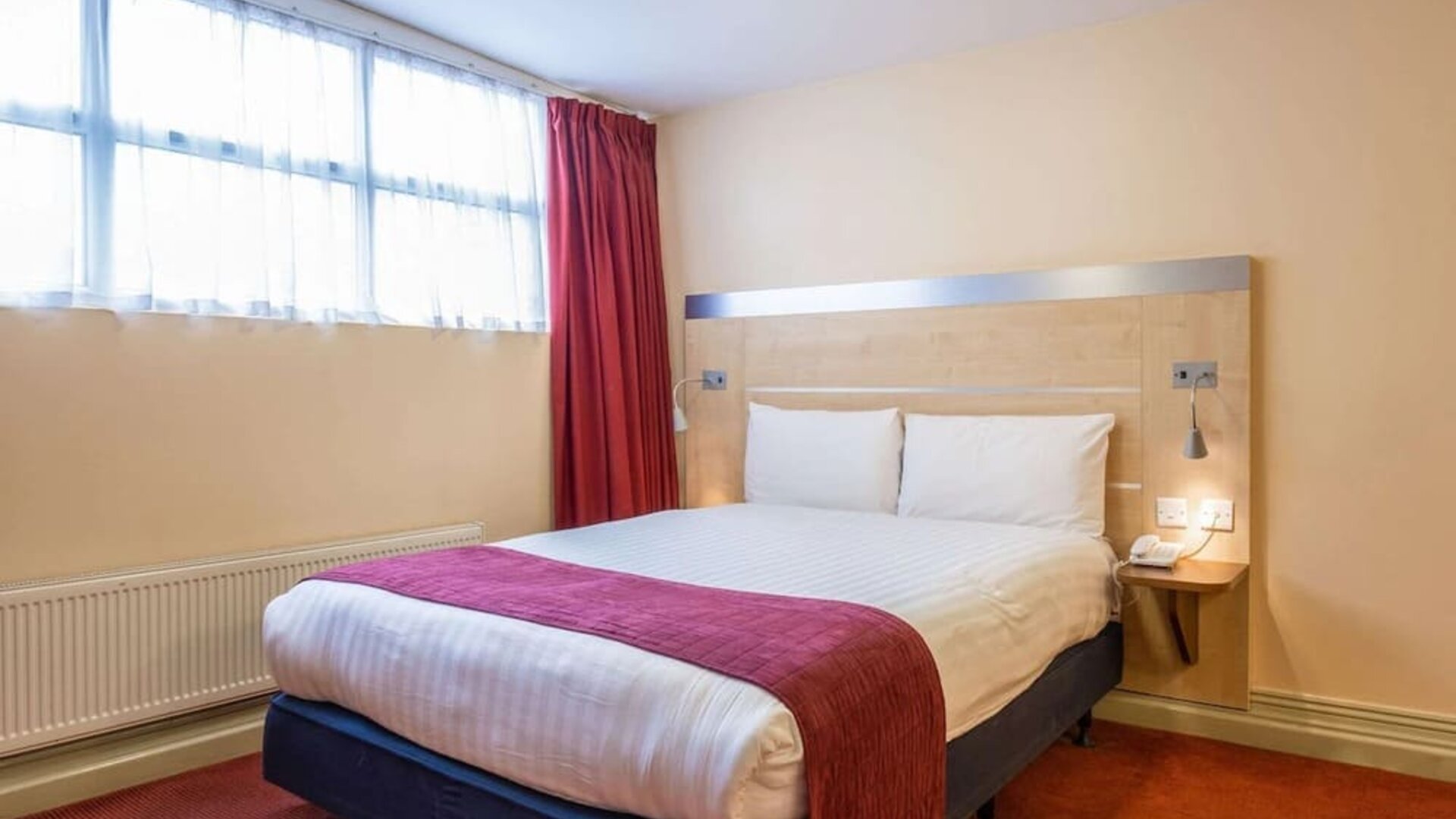 Day use king bed at Comfort Inn Edgware Road.