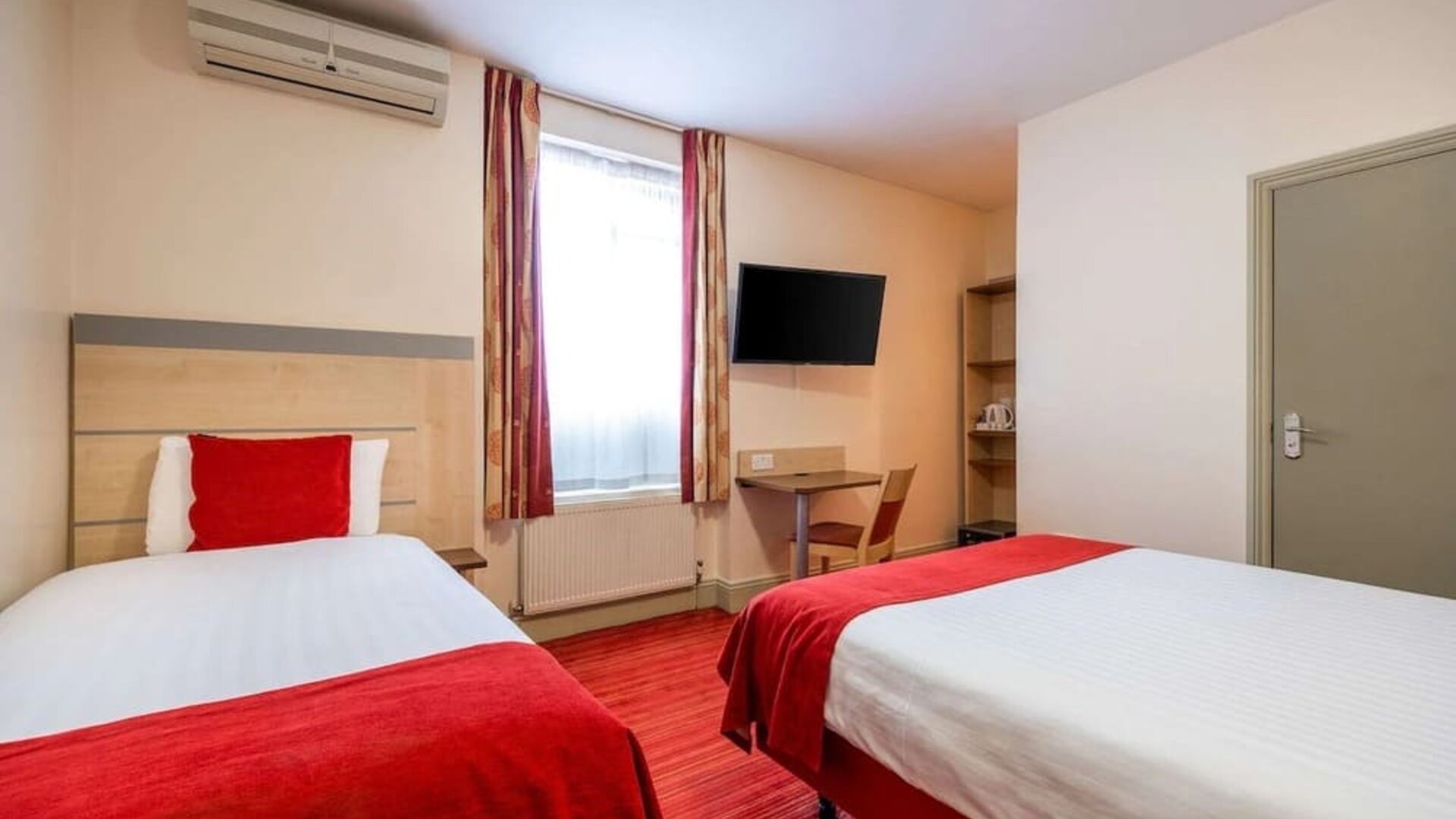 Day use twin room with work desk at Comfort Inn Edgware Road.