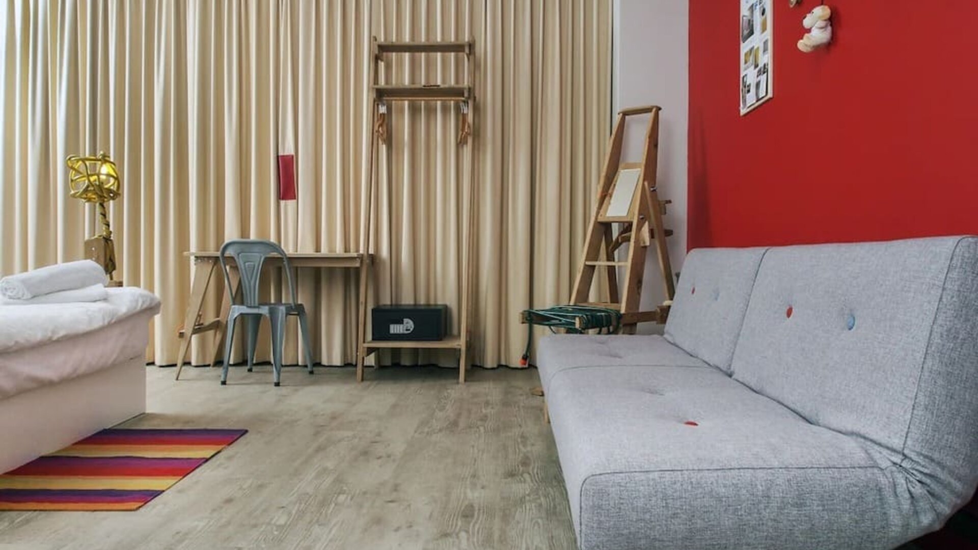 Day use room with workspace and sofa at The Corner London City.