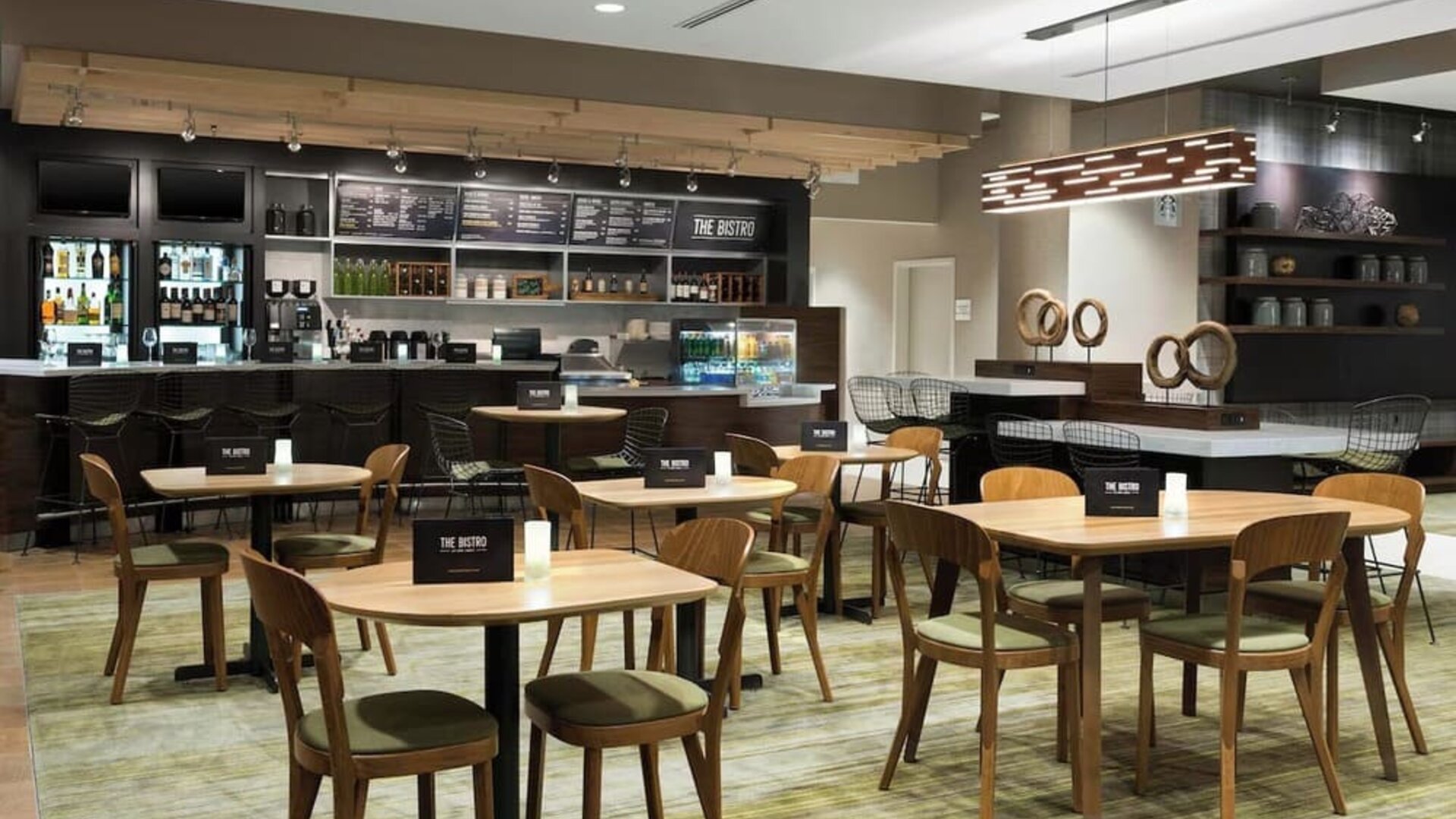Dining area perfect for coworking at Courtyard By Marriott Ruston.