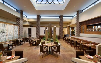 Dining area perfect for coworking at DoubleTree By Hilton Scottsdale.