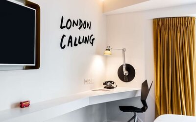 Day use room's work desk with ergonomic chair at nhow London.