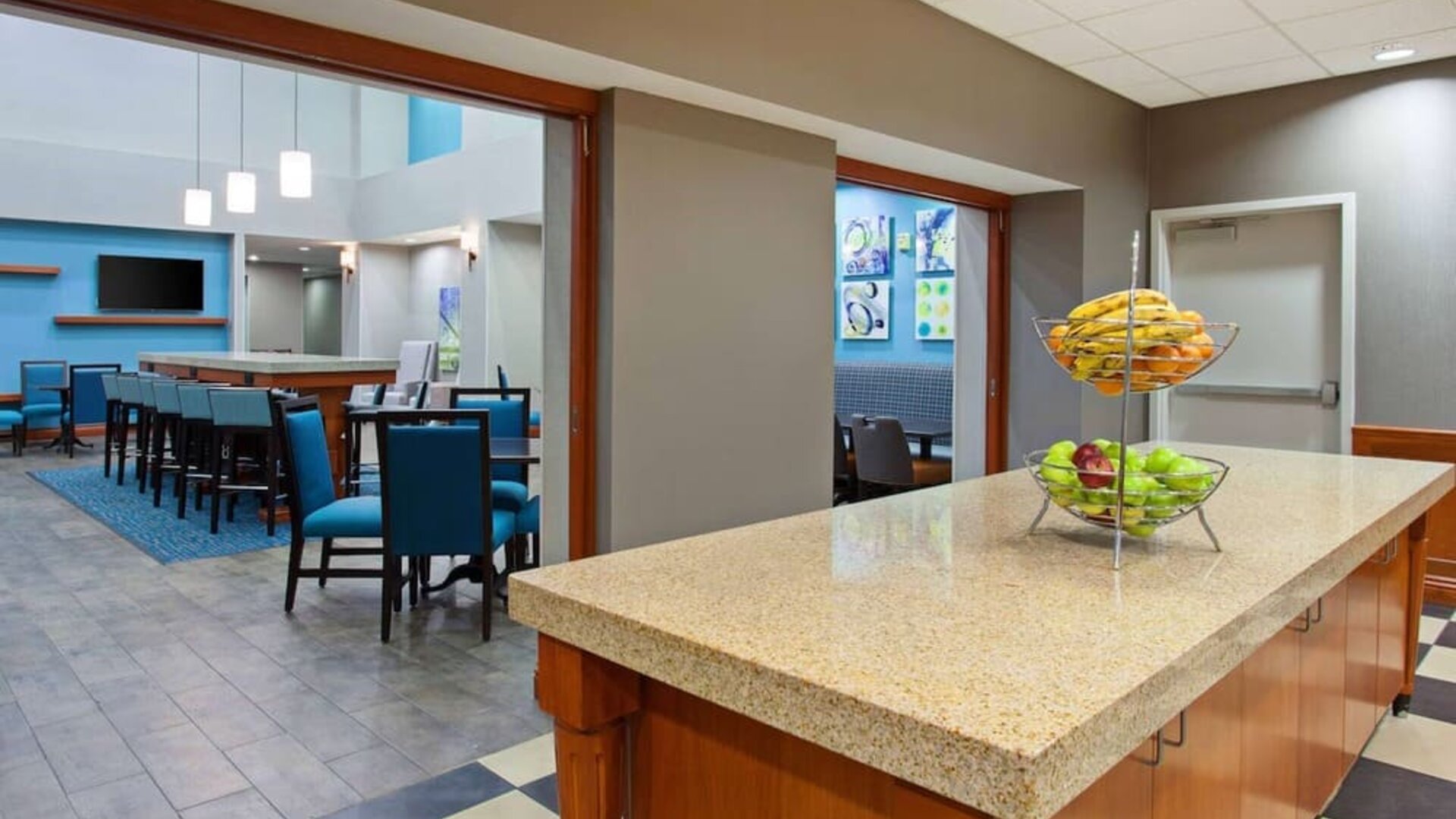 Dining area perfect for coworking at Hampton Inn & Suites Clovis.