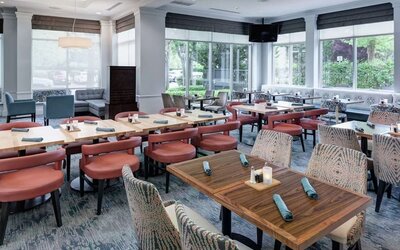 Dining area perfect for coworking at Hilton Garden Inn Sacramento/South Natomas.