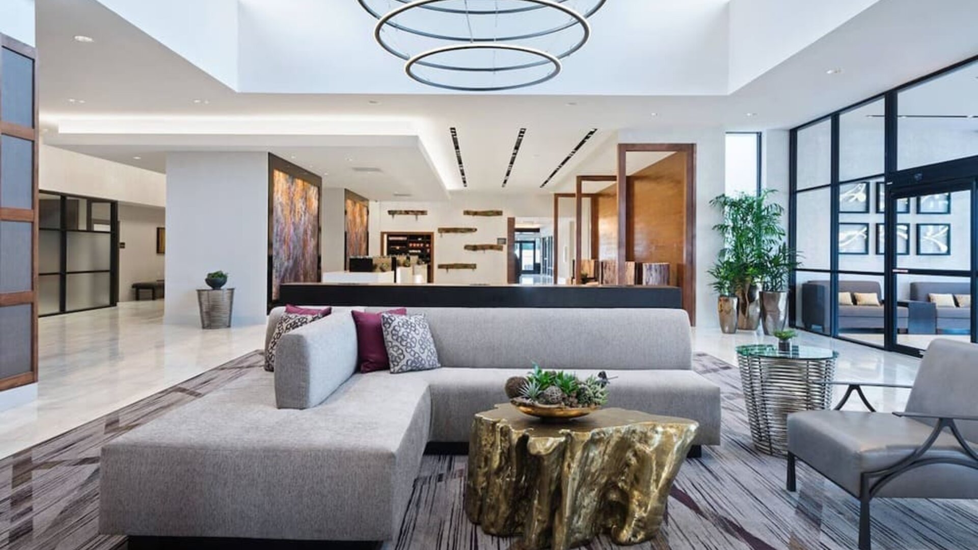 Lobby and coworking lounge at Marriott Baton Rouge.