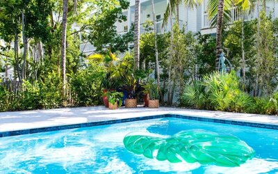 Swimming pool at Parrot Key Hotel & Villas.