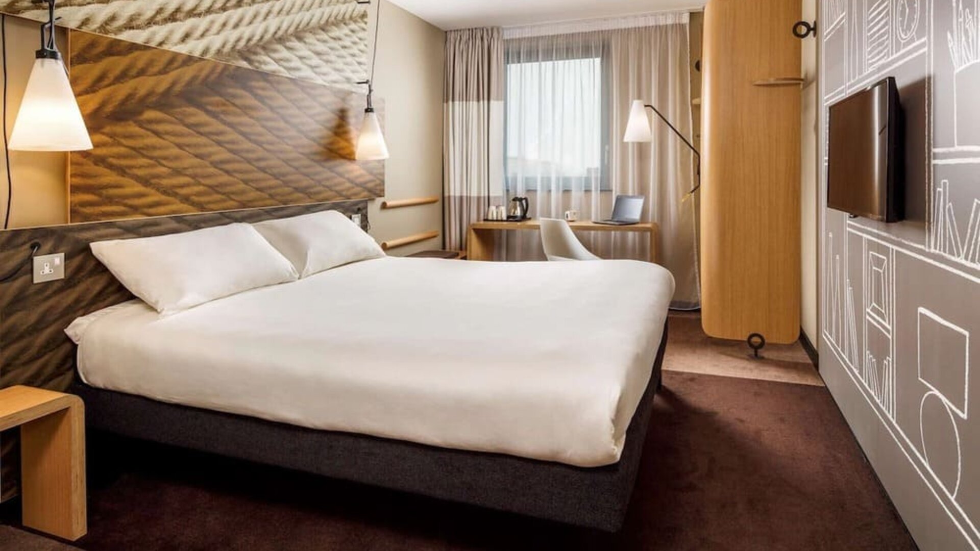 Standard day use room with work desk at Hotel IBIS Birmingham Airport.