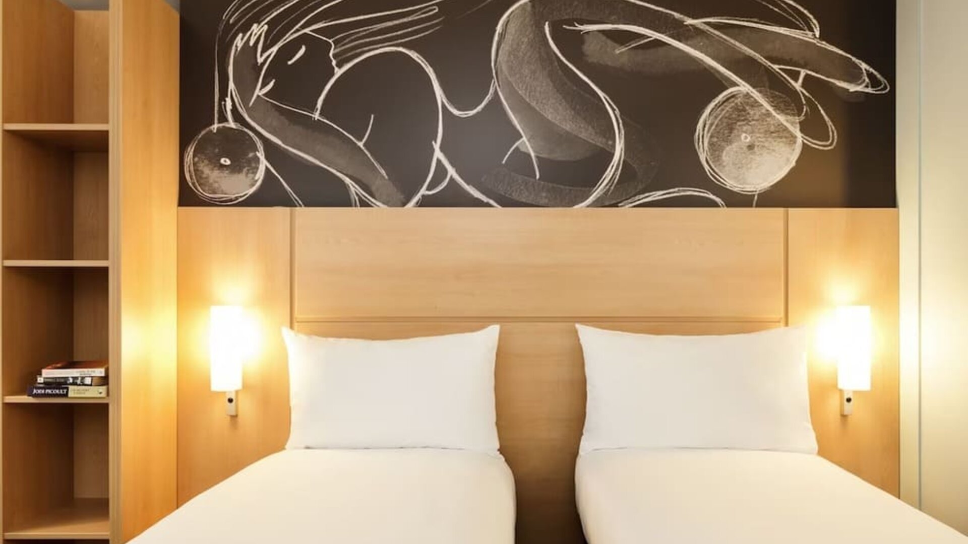 Day use twin room at Hotel IBIS Birmingham Airport.