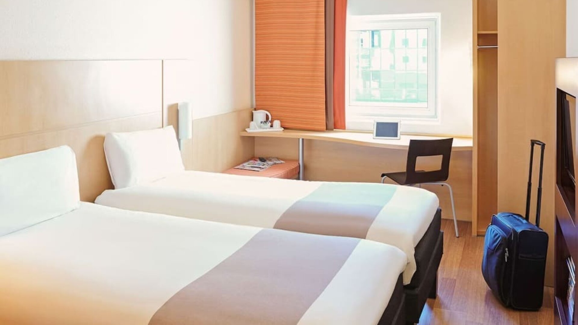 Day use twin room with work desk at Hotel IBIS Birmingham Airport.