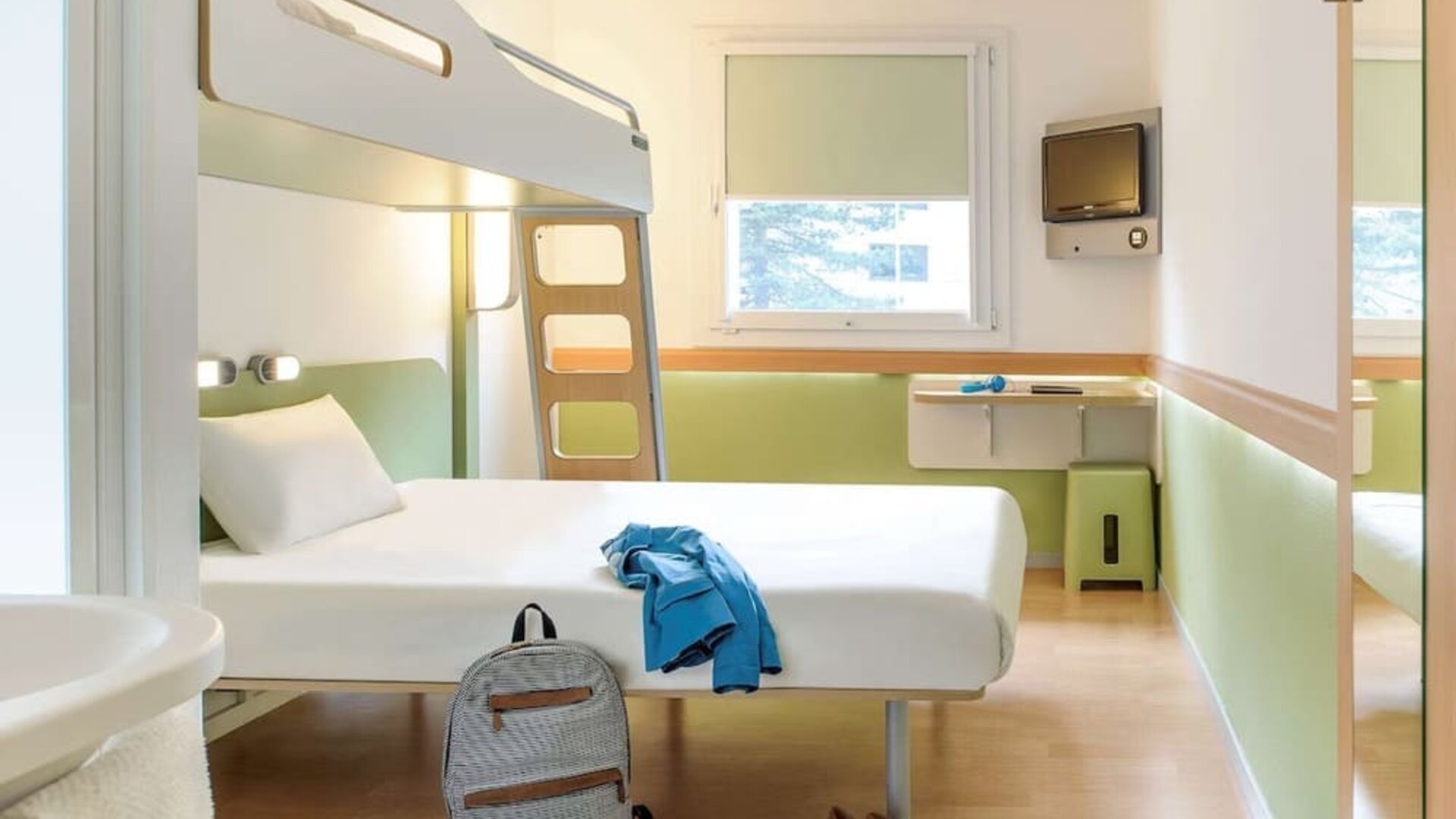 Day use double room with work desk and private bathroom at Hotel IBIS Budget Birmingham Airport.
