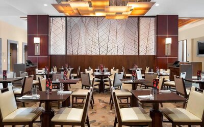 Dining area perfect for coworking at The Westin Crystal City Reagan National Airport.