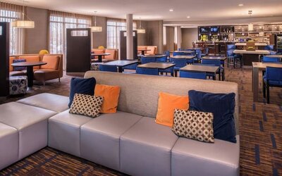 Lobby and coworking lounge at Courtyard By Marriott Boise West/Meridian.