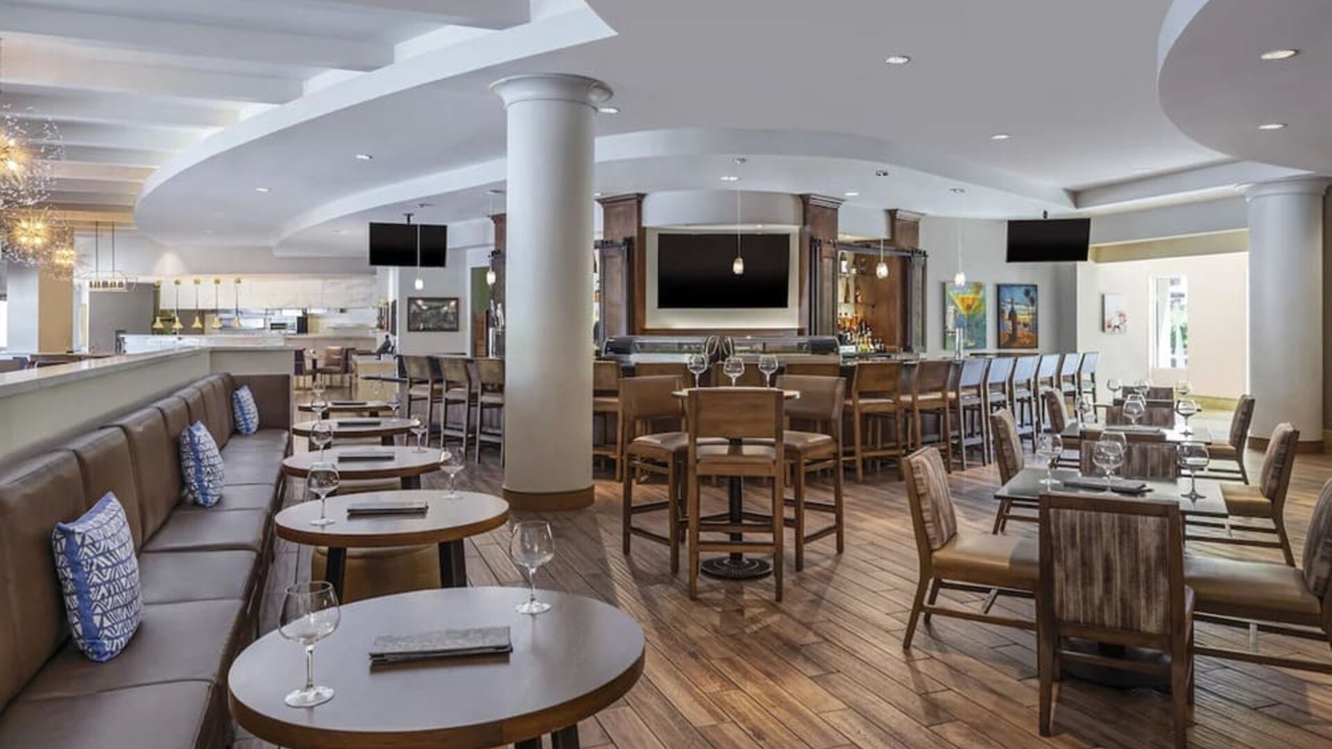 Dining area perfect for coworking at Hyatt Regency Valencia.