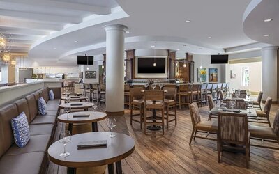 Dining area perfect for coworking at Hyatt Regency Valencia.