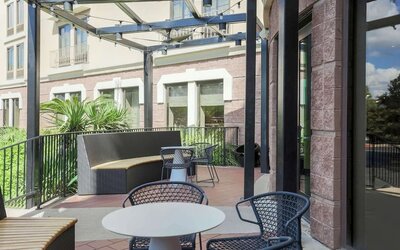 Courtyard perfect for coworking at DoubleTree By Hilton Austin University Area.