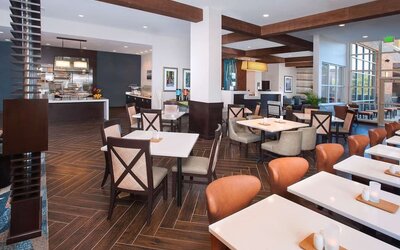 Dining area perfect for coworking at Hilton Garden Inn Burbank Downtown.