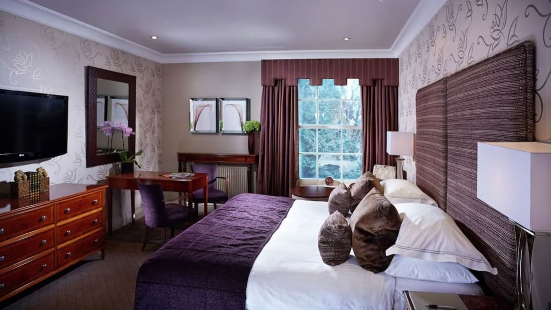 Day use king room with work desk at Alexander House Hotel And Utopia Spa Hotel.