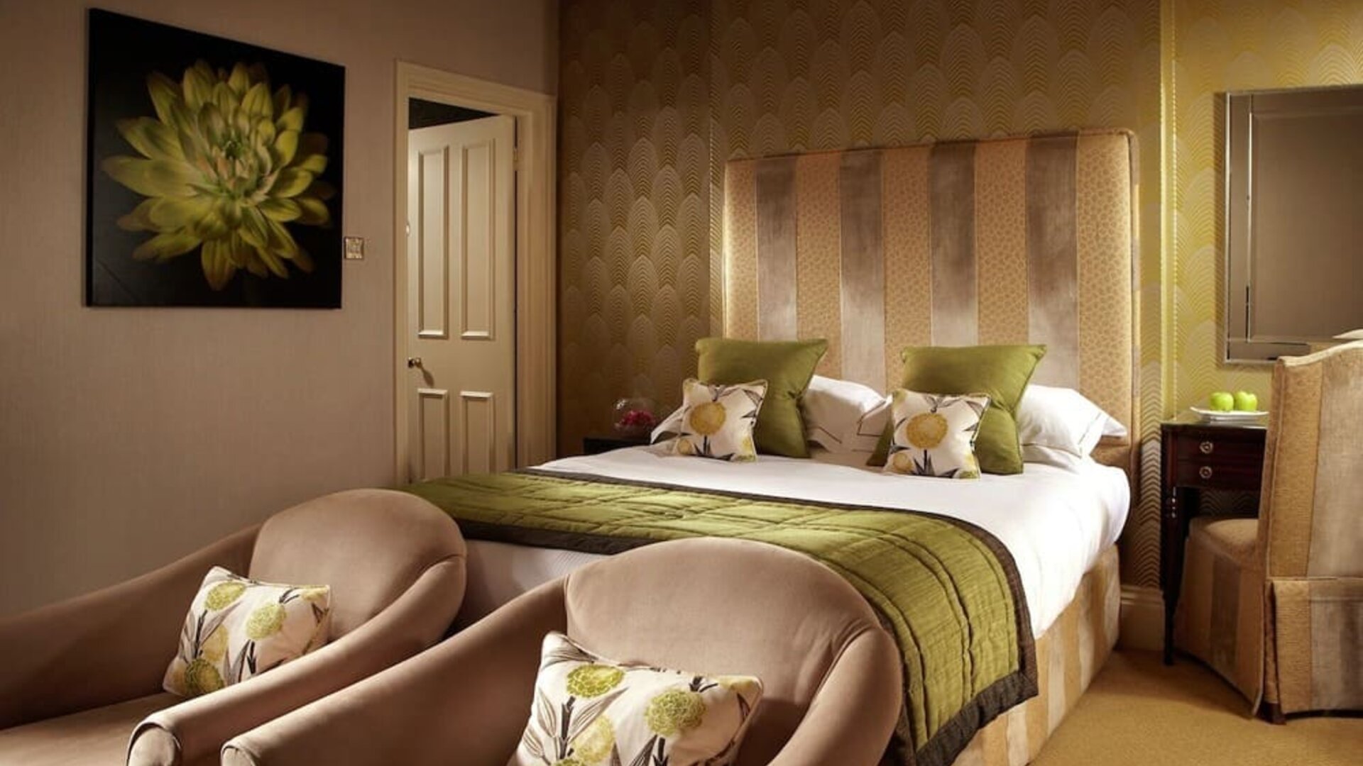 Day use room with lounge seating and work desk at Alexander House Hotel And Utopia Spa Hotel.