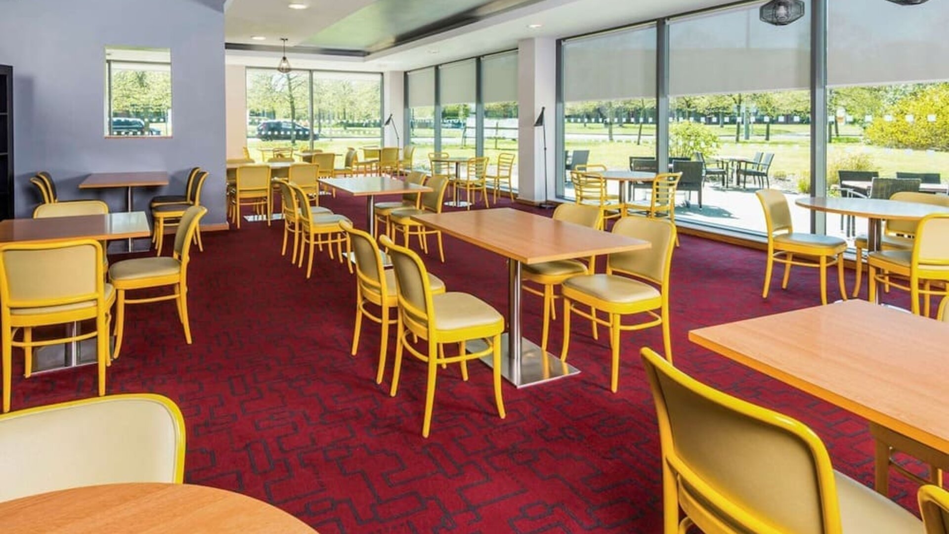 Hotel restaurant with comfortable seating at Ibis Styles Crewe.