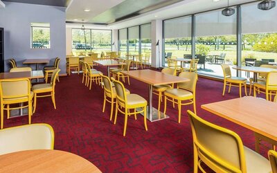 Hotel restaurant with comfortable seating at Ibis Styles Crewe.