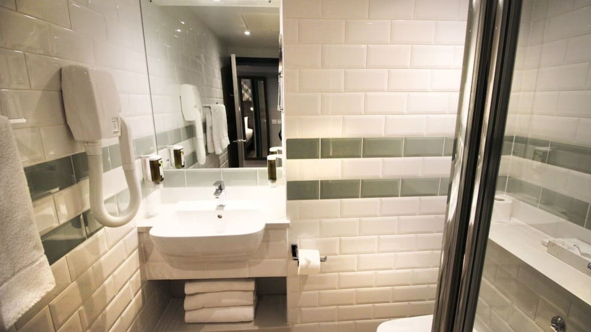 Guest bathroom with shower and free toiletries at Aparthotel Best Western Plus London Croydon.