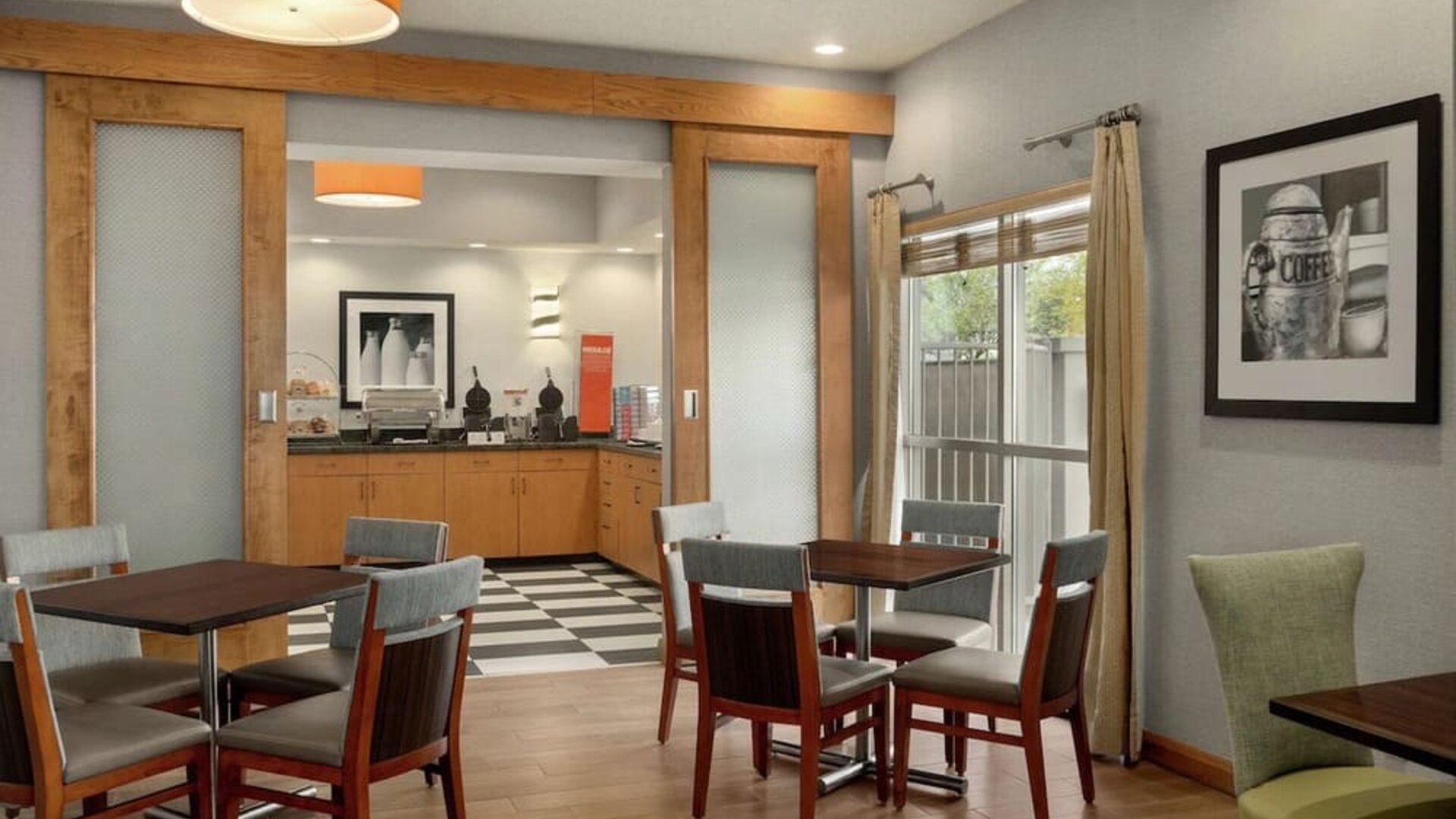 Dining area perfect for coworking at Hampton Inn Phoenix-Midtown-Downtown Area.
