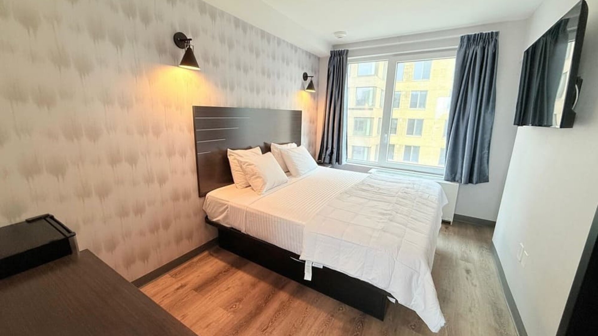 Day use room with natural light at BKWAY HOTEL.