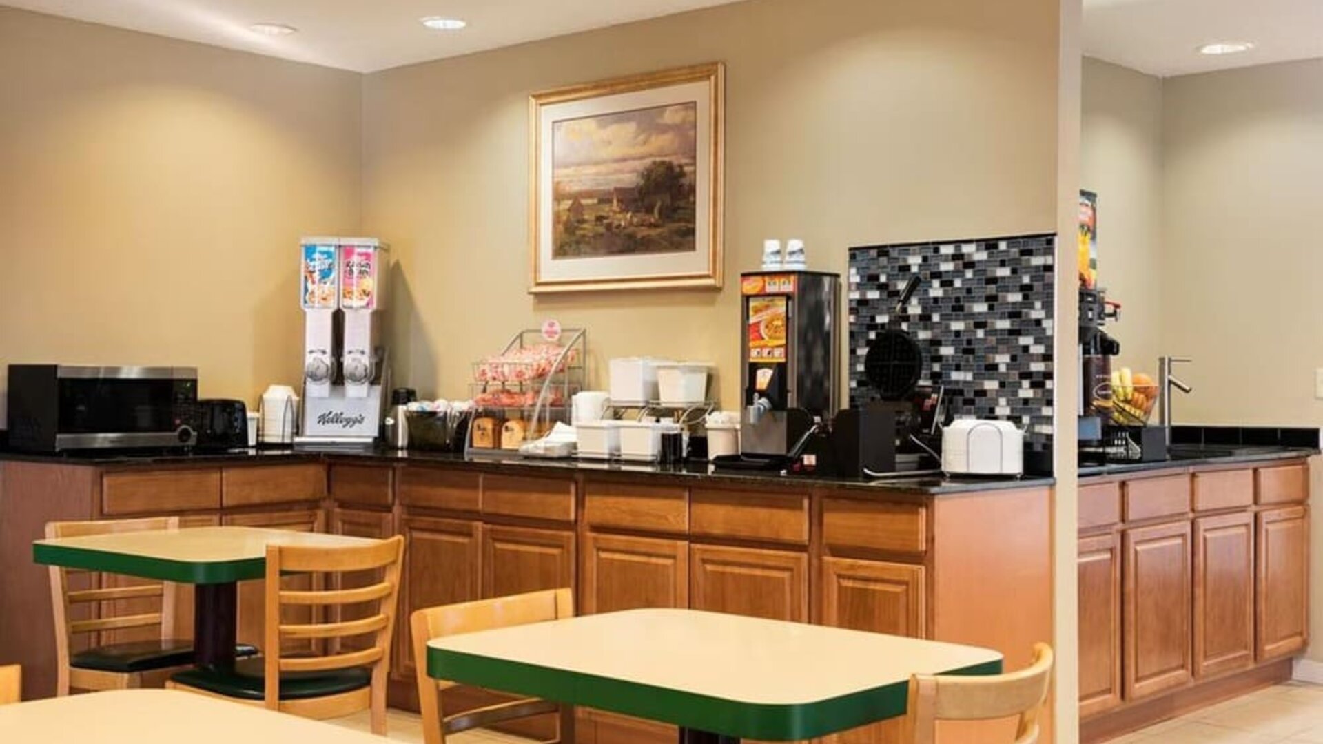 Dining area at Coratel Inn & Suites By Jasper New Richmond.