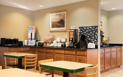 Dining area at Coratel Inn & Suites By Jasper New Richmond.