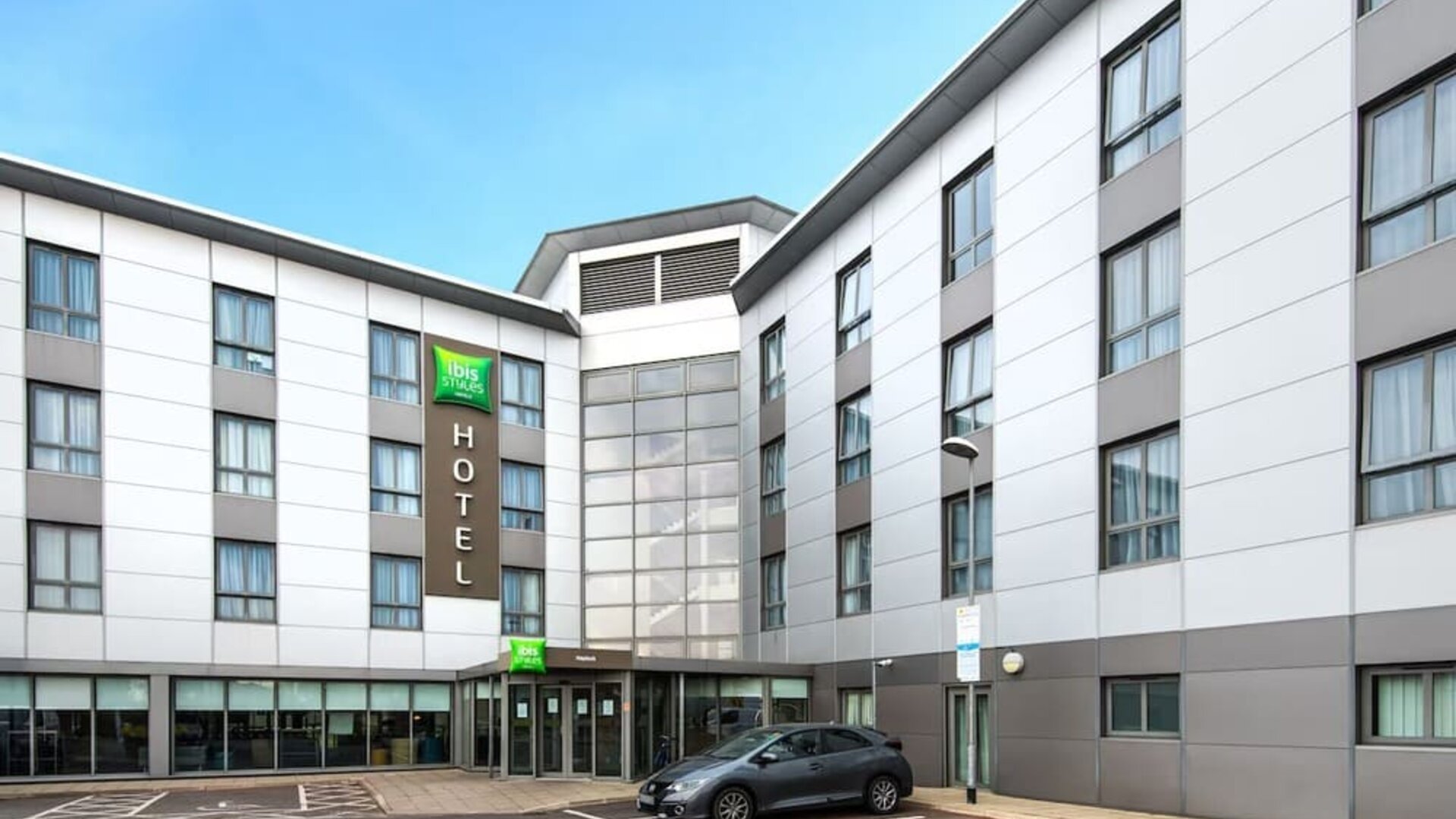 Exterior view and parking area at Ibis Styles Haydock.